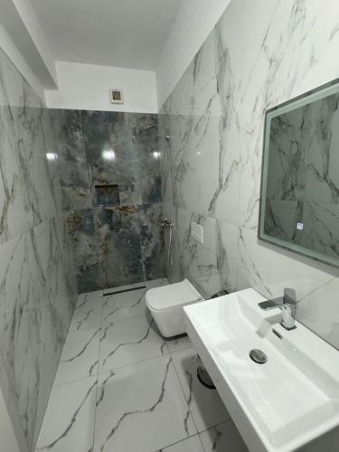 Koupelna v ubytování Hotel Kaloshi