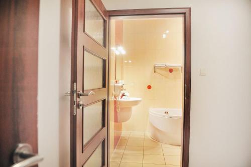 Malutkie Resort في رادومسكو: حمام مع مرحاض ومغسلة