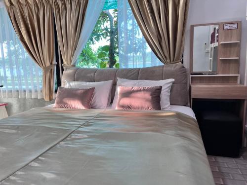 a bedroom with a bed with a large window at MrT Riverside Sampran มิสเตอร์ที โฮมสเตย์-ริมนที in Sam Phran