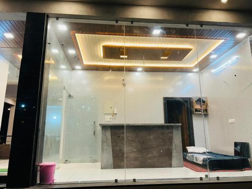 KhātuHotel Raj Krishanam的镜子房内的大玻璃墙
