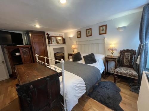 1 dormitorio con 1 cama y 1 silla en French Gite Style Garden Apartment, Central Taunton en Taunton