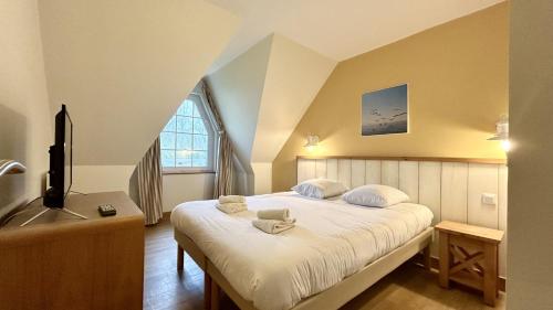 1 dormitorio con 1 cama y lavamanos. en Argousiers 105 en Fort-Mahon-Plage