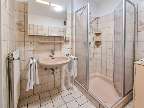 a bathroom with a sink and a shower at Dörte in Greetsiel