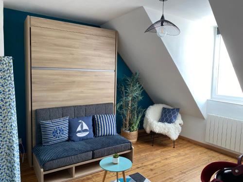 un salon avec un canapé et une chaise dans l'établissement studio TIMGIO, à Wimereux