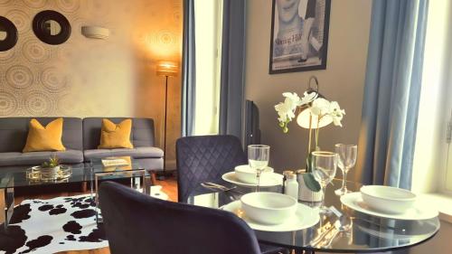 ein Wohnzimmer mit einem Tisch und einem Sofa in der Unterkunft Notting Hill - The One One One!!! -3- in London