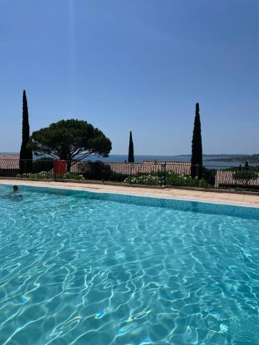 une piscine avec vue sur l'océan dans l'établissement Lovely beach, à Sainte-Maxime