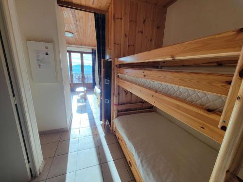 - une chambre avec 2 lits superposés dans une cabine dans l'établissement Studio spacieux 4 pers avec balcon à Saint-Michel-de-Chaillol - FR-1-393-8, à Saint-Michel-de-Chaillol