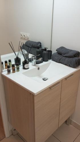 d'un comptoir blanc avec différents éléments. dans l'établissement Appartement aux portes de Paris, à Villeneuve-la-Garenne