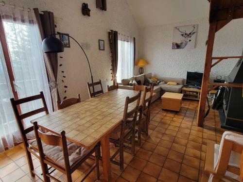 uma sala de estar com uma mesa de madeira e cadeiras em Chalet Saint-Michel-de-Chaillol, 3 pièces, 5 personnes - FR-1-393-89 em Saint-Michel-de-Chaillol
