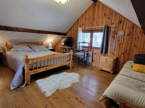 a bedroom with a bed and a desk and a window at Chalet Saint-Michel-de-Chaillol, 3 pièces, 5 personnes - FR-1-393-89 in Saint-Michel-de-Chaillol
