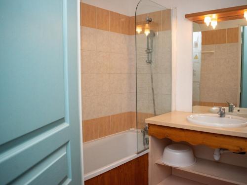 uma casa de banho com um lavatório, um chuveiro e uma banheira em Appartement Le Dévoluy, 3 pièces, 6 personnes - FR-1-504-481 em Superdevoluy