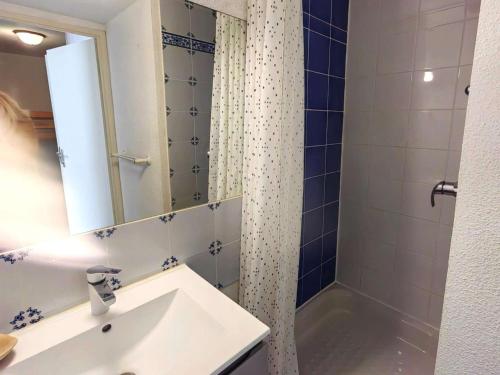 une salle de bain avec un lavabo et une douche dans l'établissement T2 charmant pour 4 personnes avec piscine, parking, proche plage et commerces - FR-1-607-54, au Cap d'Agde