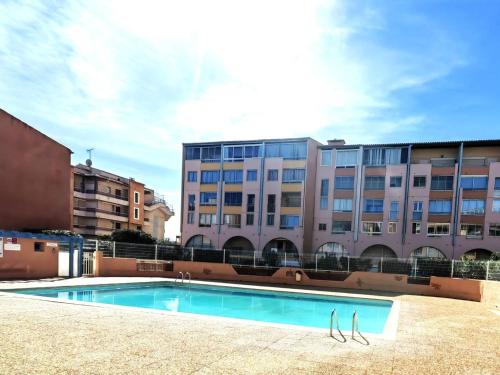 une piscine devant un immeuble dans l'établissement T2 charmant pour 4 personnes avec piscine, parking, proche plage et commerces - FR-1-607-54, au Cap d'Agde