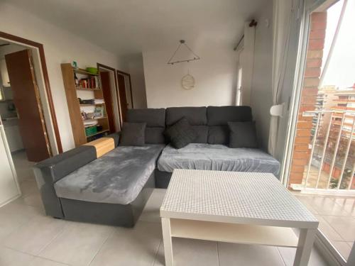 Barcelona Terrassa في تيراسا: غرفة معيشة مع أريكة وطاولة