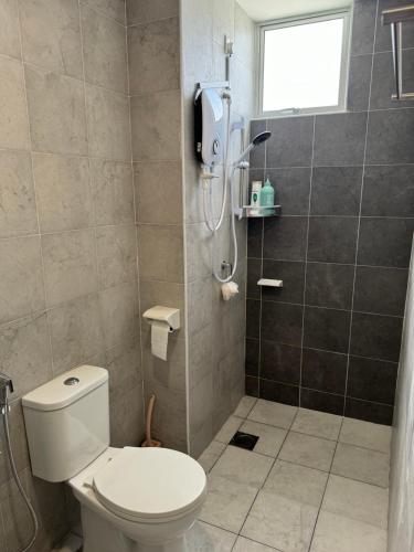 イポーにあるJc Homestayのトイレとシャワー付きのバスルーム
