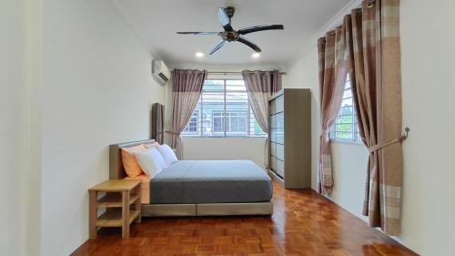 a bedroom with a bed and a ceiling fan at Sibu T2 Homestay, 4 Bedrooms in Sibu
