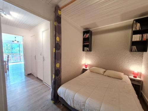 - une chambre avec un lit avec deux lampes et un couloir dans l'établissement Super Venosc - E3 - Studio vue montagne 4pers, à Les Deux Alpes