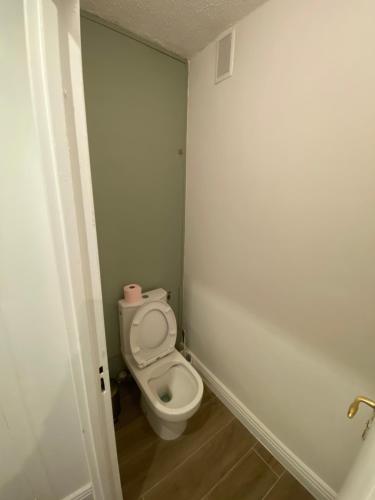 a small bathroom with a toilet in a room at Appartement Moderne 2 chambres Proche Paris in Meudon