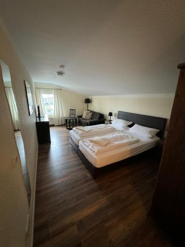 una camera da letto con due letti e un soggiorno di Borgo Antico Hotel a Fehmarn