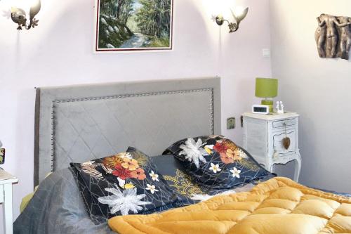 a bedroom with a bed with a bedspread at Maison paisible à Veyras avec piscine privée et vue montagne in Veyras