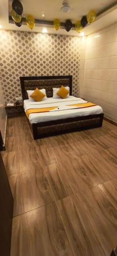a bedroom with a bed with a wooden floor at Hotel the Height kalkaji in New Delhi