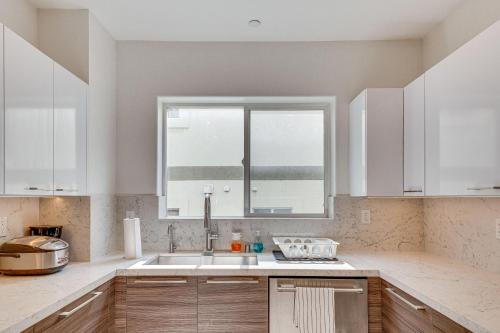 uma cozinha com um lavatório e uma janela em WFH-Friendly Condo in LA 2 Mi to Santa Monica! em Los Angeles
