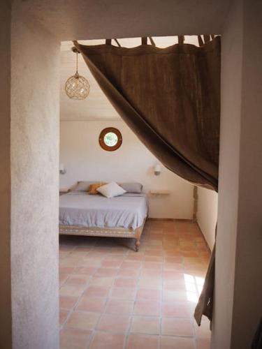 une chambre avec un lit dans une pièce avec un plafond dans l'établissement Villa avec piscine, boulodrome, yoga, grand jardin, à Cotignac