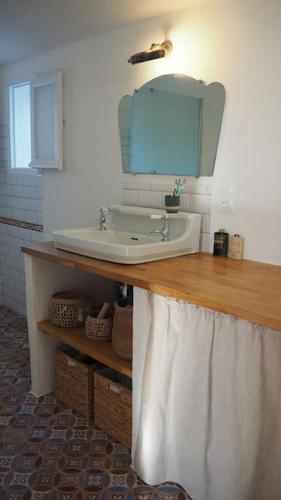 une salle de bain avec un lavabo et un miroir dans l'établissement Villa avec piscine, boulodrome, yoga, grand jardin, à Cotignac