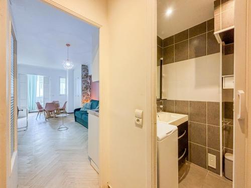 une pièce avec une cuisine et un salon dans l'établissement Nice Plage - Wifi, AC, hyper centre, 4 pers, à Nice