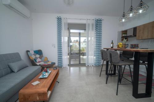 Posezení v ubytování Elixrysos Apartment 2