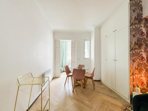 un salon avec une table et des chaises dans l'établissement Nice Plage - Wifi, AC, hyper centre, 4 pers, à Nice