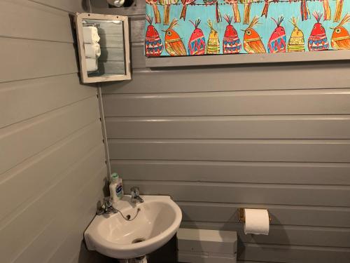 Ένα μπάνιο στο Woodpecker Shepherd Hut with private facilities Newmarket CB8