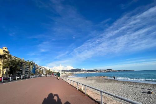 uma sombra de uma pessoa tirando uma foto da praia em AmorePP Studio design près Stade Allianz Riviera em Nice