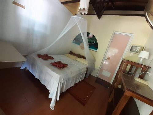 Un dormitorio con una cama blanca con toallas. en AABANA Beach & Watersport Resort en Malapascua Island