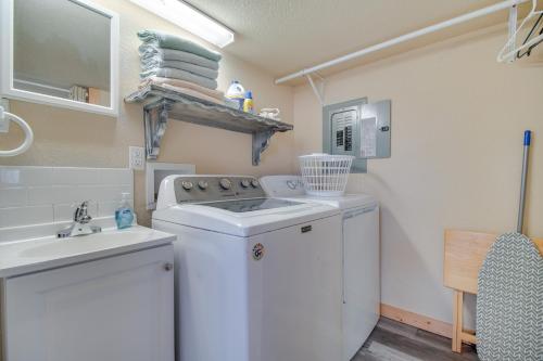 uma lavandaria com uma máquina de lavar roupa e um lavatório em Countryside Tiny Home in Cameron about 5 Mi to Poteau! 