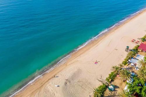 an overhead view of a beach with palm trees and the ocean at Camping La Torre del Sol - Maeva Vacansoleil in Miami Platja
