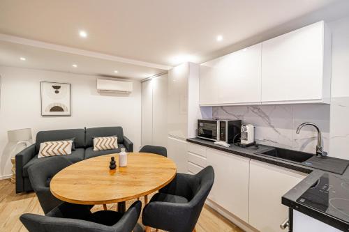 uma sala de estar com uma mesa e uma cozinha em Comfortable Apartment Suquet - 4pCannes Heart em Cannes