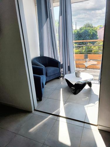 Un lugar para sentarse en Appartement confortable avec vue sur mer à Saint André, 105 m²
