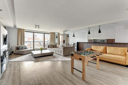 グダニスクにあるStaywin Apartmentsのリビングルーム(ソファ、テーブル付)