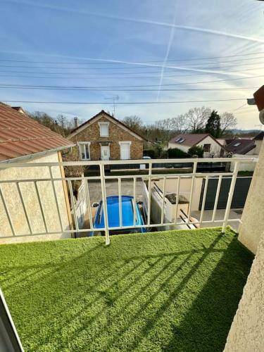 Elle offre une vue sur une cour dotée d'une clôture et d'herbe. dans l'établissement La petite Maison chaleureuse, à Jouars-Pontchartrain