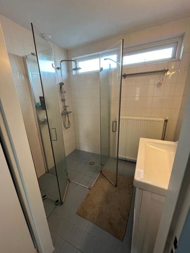 a bathroom with a shower and a sink at Compleet huis in Nijmegen in Nijmegen