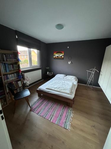 奈梅亨的住宿－Compleet huis in Nijmegen，一间卧室设有一张床和一个书架