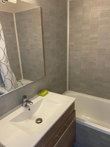 une salle de bain avec un lavabo et une baignoire dans l'établissement Le Nid d'Eden, à La Grande Motte