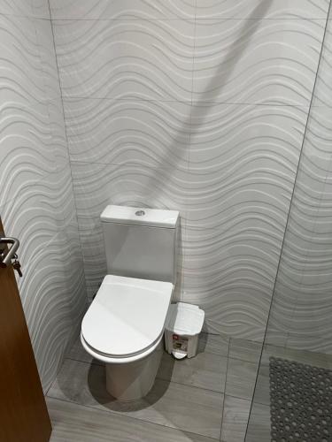 een badkamer met een wit toilet in een stal bij Pensão Gonçalves in Calheta