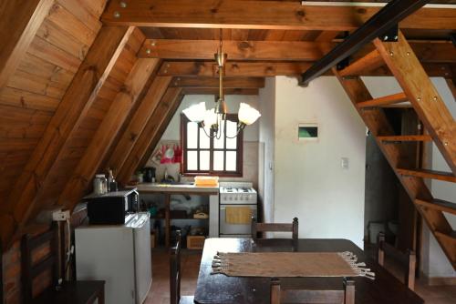 een keuken met houten plafonds en een tafel in een kamer bij LA SERAFINA in Chicoana