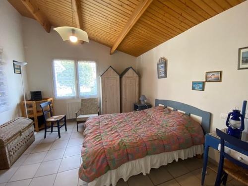 une chambre avec un grand lit dans une pièce dans l'établissement Maison de vacances 500 m de la plage, à Sion-sur-lʼOcéan
