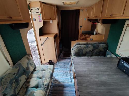 um quarto vazio com duas camas num trailer em Helsinki's Caravan Adventureヅ em Helsínquia