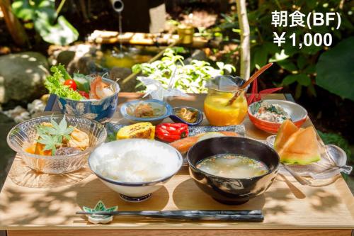 KOTO TEA HOUSE - Vacation STAY 12808 في كوماموتو: طاولة عليها أطباق من المواد الغذائية والمشروبات