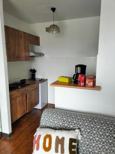 - une petite cuisine avec un lit dans une chambre dans l'établissement Studio face mer Porticcio, proche aéroport Ajaccio, à Porticcio