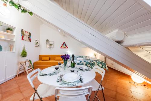 tHE White Jungle - San Babila Attic